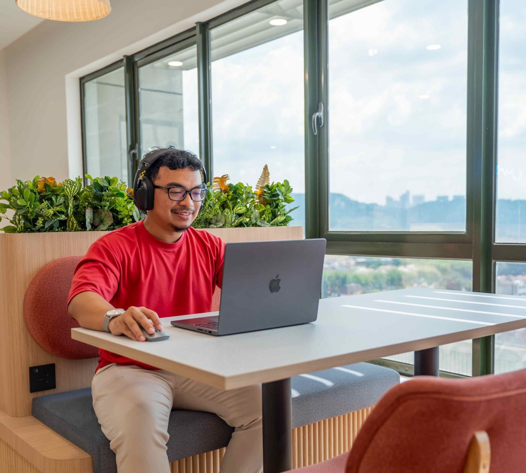 Unwrap Your December Treat: Redeem Your Free Hot Desk Day Pass at WORQ! 🎁